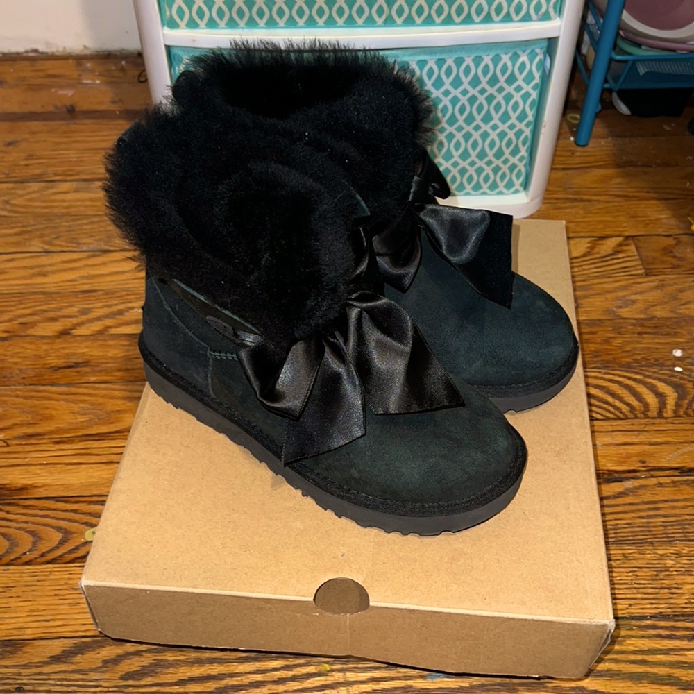 Women’s Sz 7 Black Gently Used Mini UGG Gita Bow